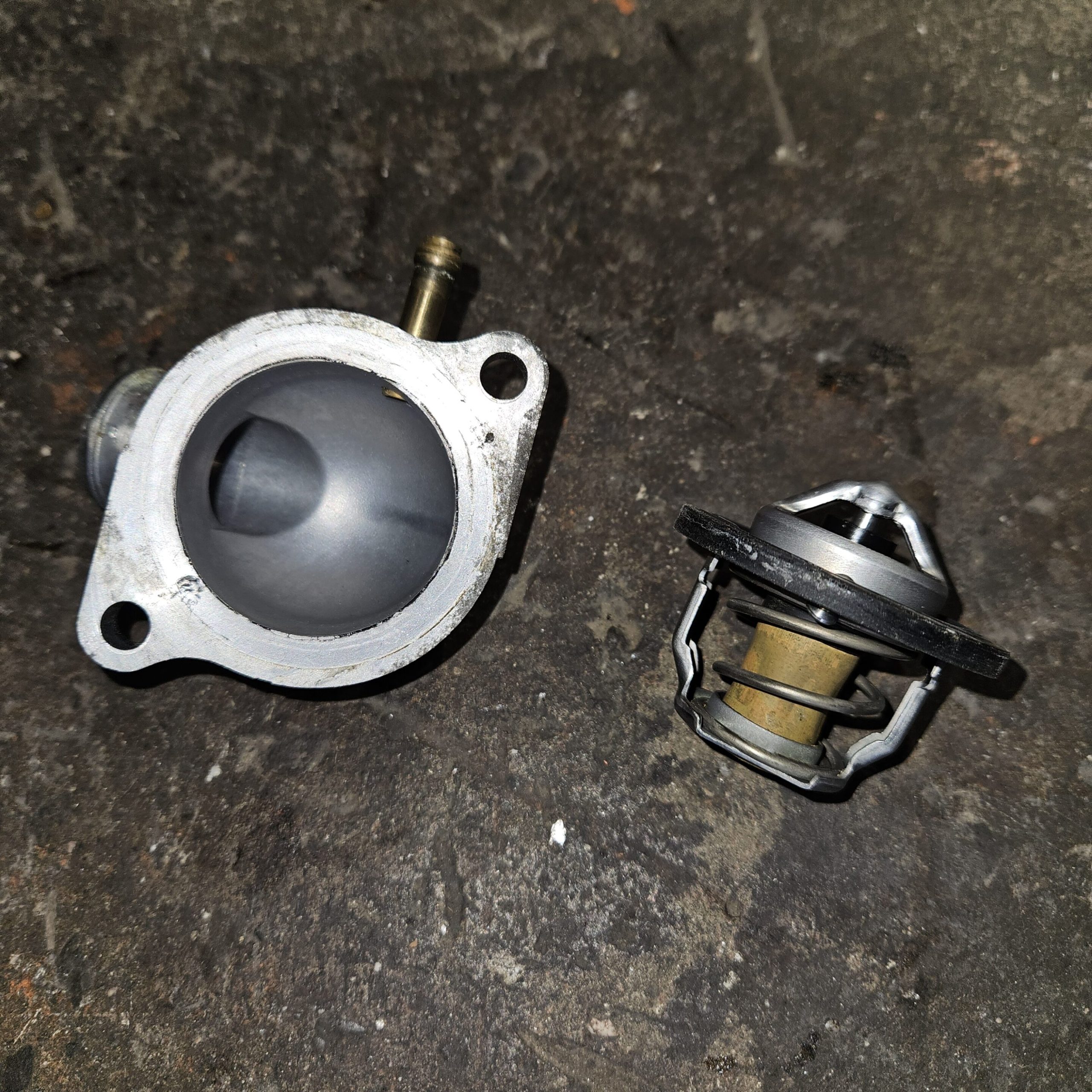 Couvercle et thermostat d’occasion Suzuki Burgman 650 2008