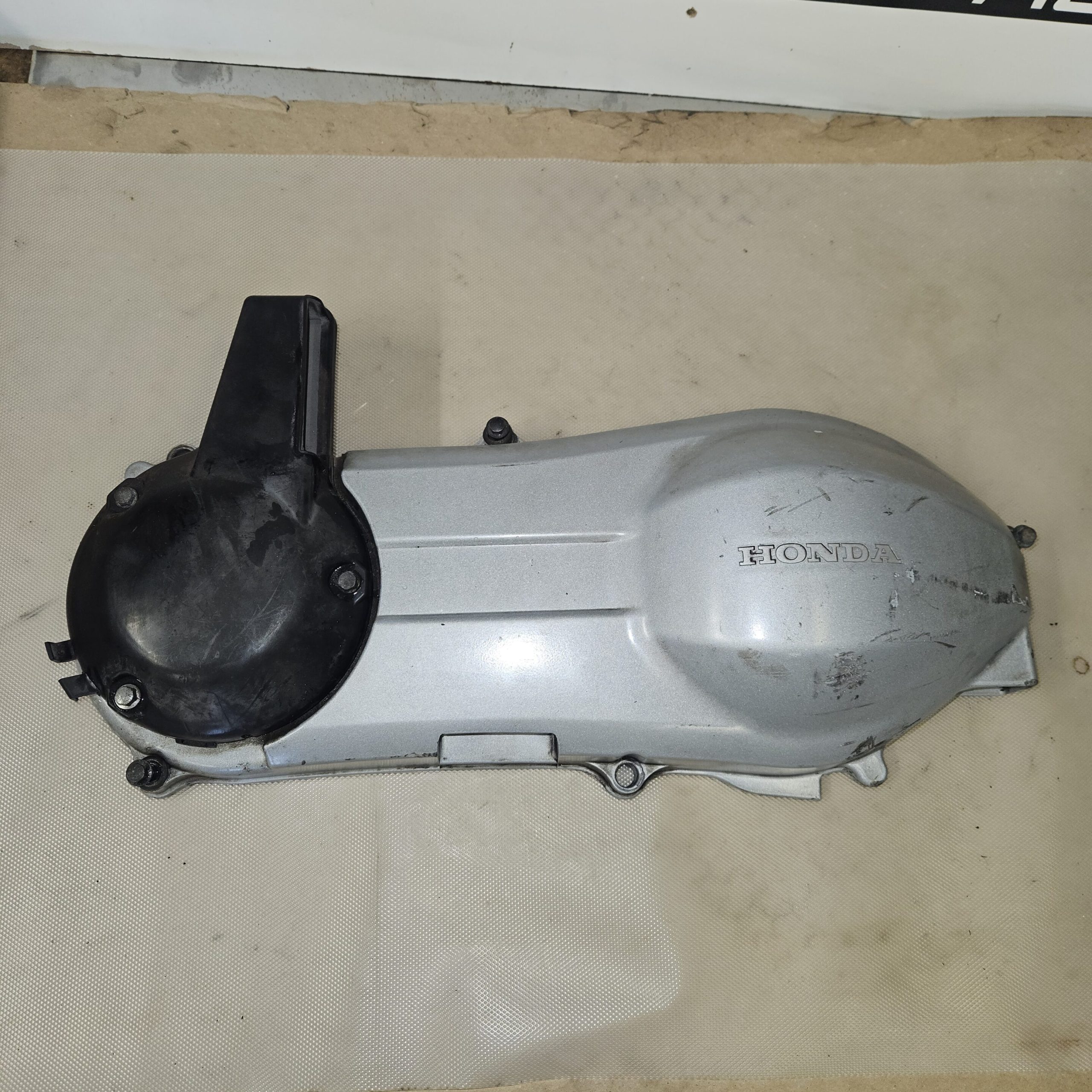 Carter de transmission d’occasion pour Honda 125 Pantheon (2000). Pièce testée, sans fissures, montage direct.