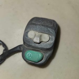 Remplacez un commodo cassé ou défaillant avec ce commodo droit d’origine Peugeot, d’occasion, pour Elyseo 125cc, modèle 2001. Ce commodo gère les fonctions électriques de droite : démarrage électrique, coupe-circuit moteur, éventuellement feu stop ou commande de feux selon version. ✅ Caractéristiques principales : ✔ Modèle compatible : Peugeot Elyseo 125 – année 2001 ✔ Position : Côté droit du guidon ✔ Fonctions intégrées : Bouton démarreur, coupe-circuit moteur ✔ État : Occasion – testé, fonctionnement OK ✔ Montage : Direct – se fixe au guidon avec vis d’origine ✔ Utilité : Remplacement simple sans reprogrammation 💡 Idéal pour remise en état après une chute ou en cas de dysfonctionnement électrique. 📦 Pièce d’origine – Contrôlée – Livraison rapide – Paiement sécurisé