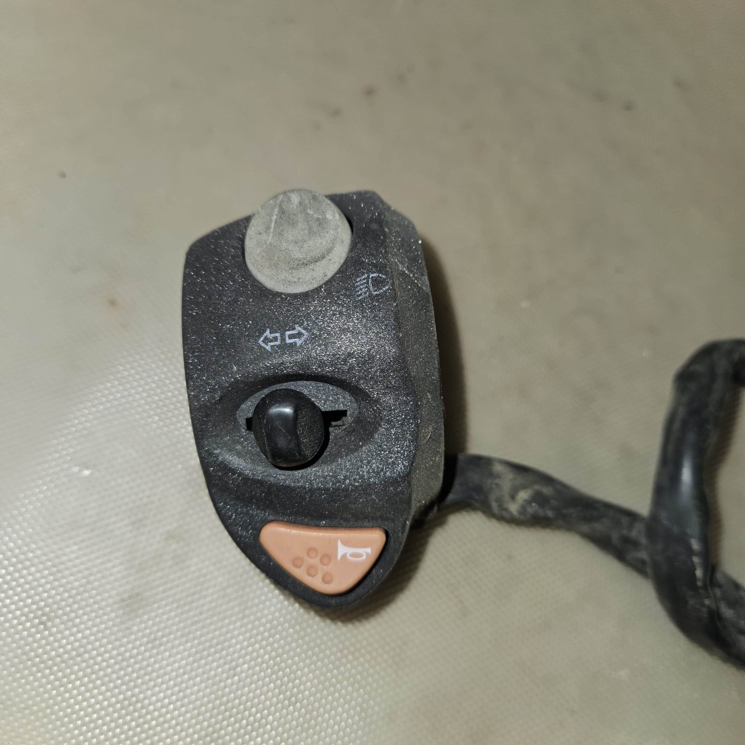 Commodo gauche Peugeot Satelis 125 2010 d’occasion