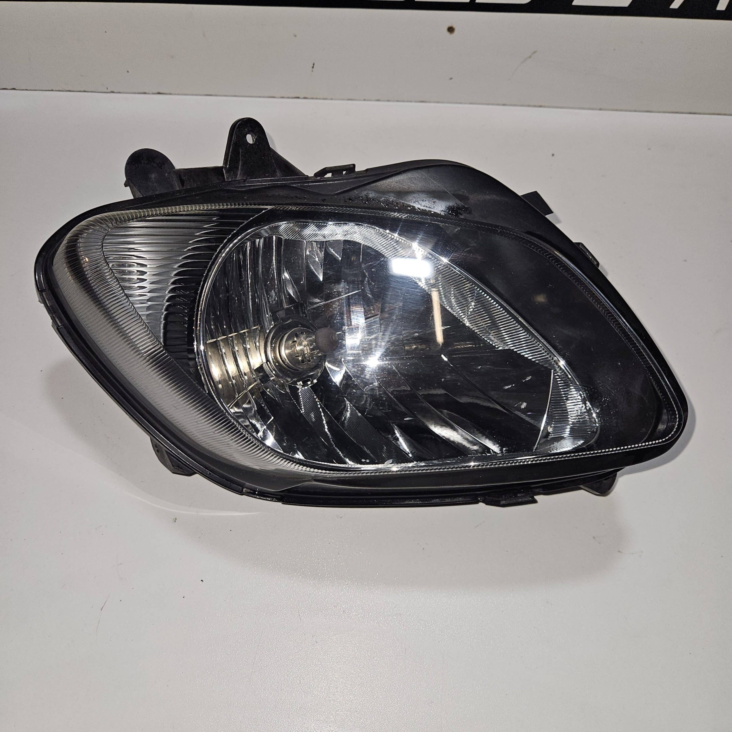 Optique avant droit Suzuki Burgman 650 2008 d’occasion