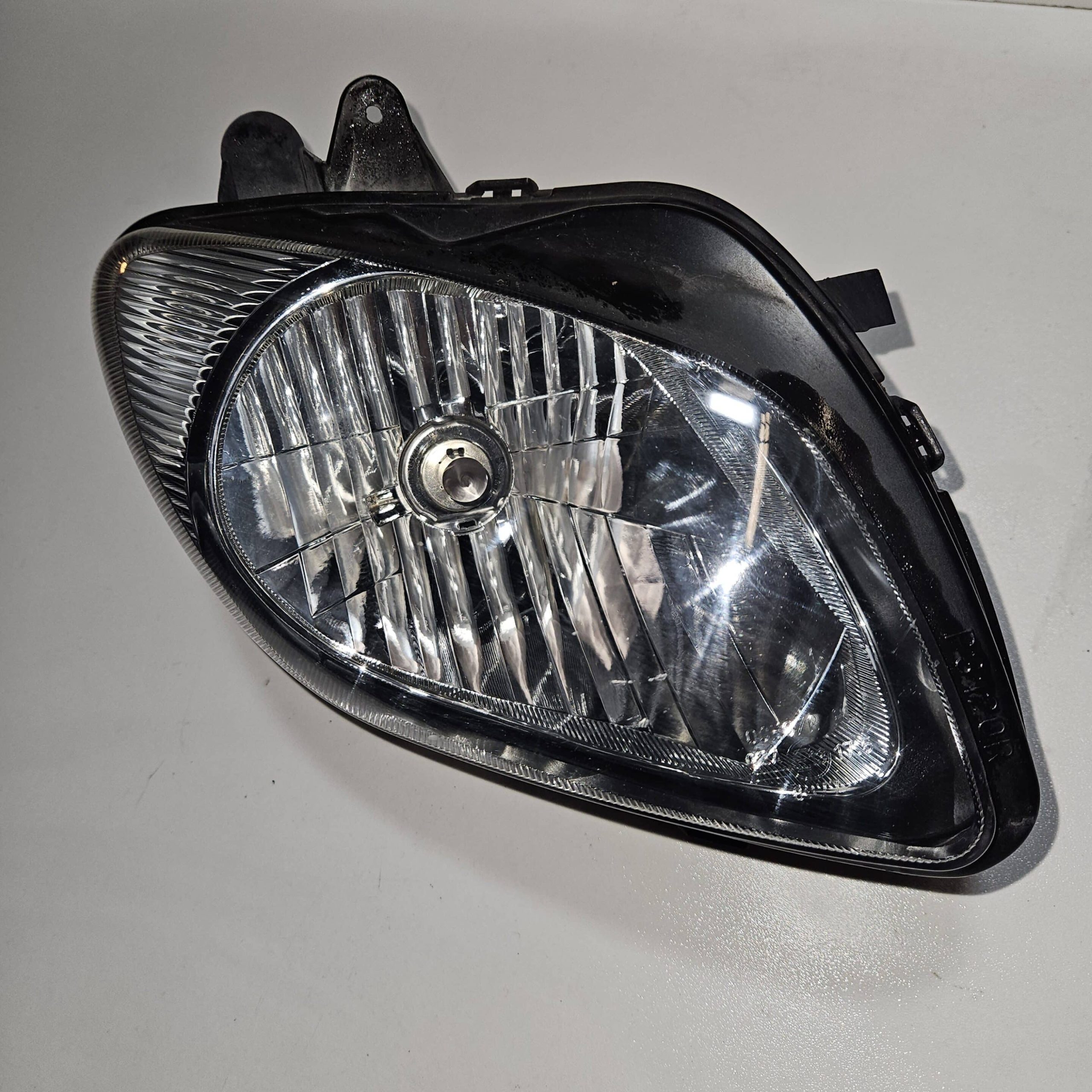 Optique avant droit Suzuki Burgman 650 2008 d’occasion