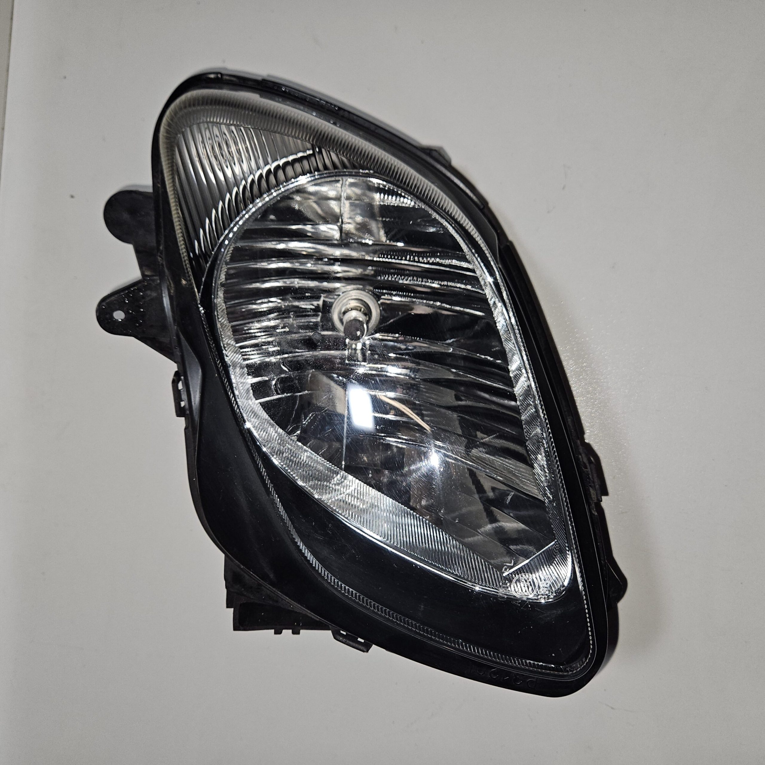 Optique avant gauche Suzuki Burgman 650 2008 d’occasion