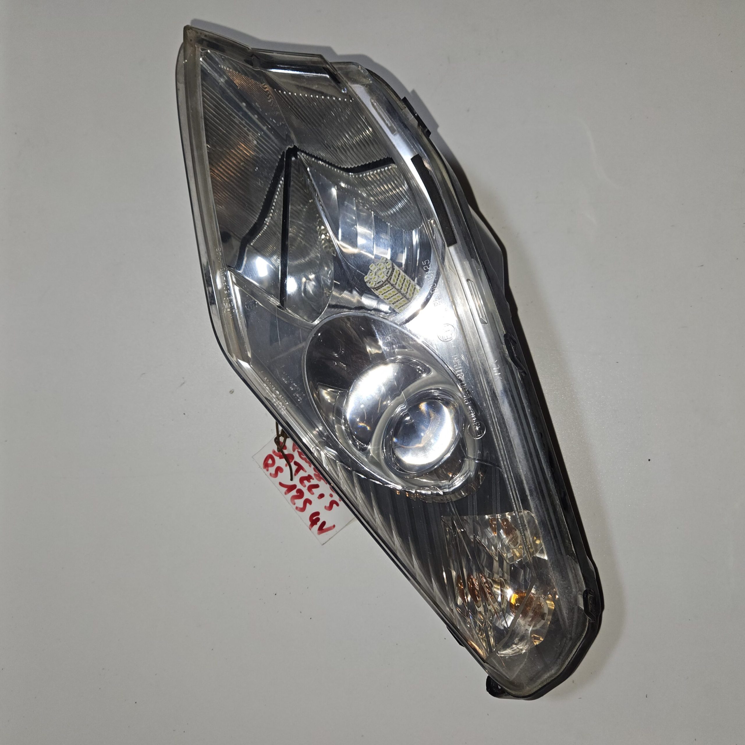 Phare avant droit Peugeot 125 Satelis 2010 d’occasion