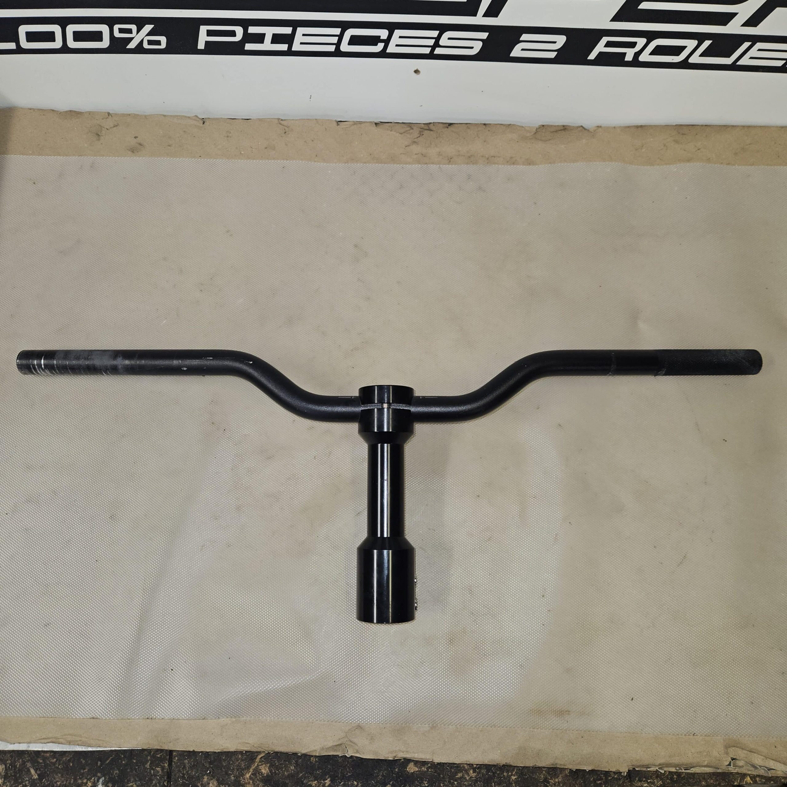 guidon street Aerox Nitro noir rouge avec potence sans barre
